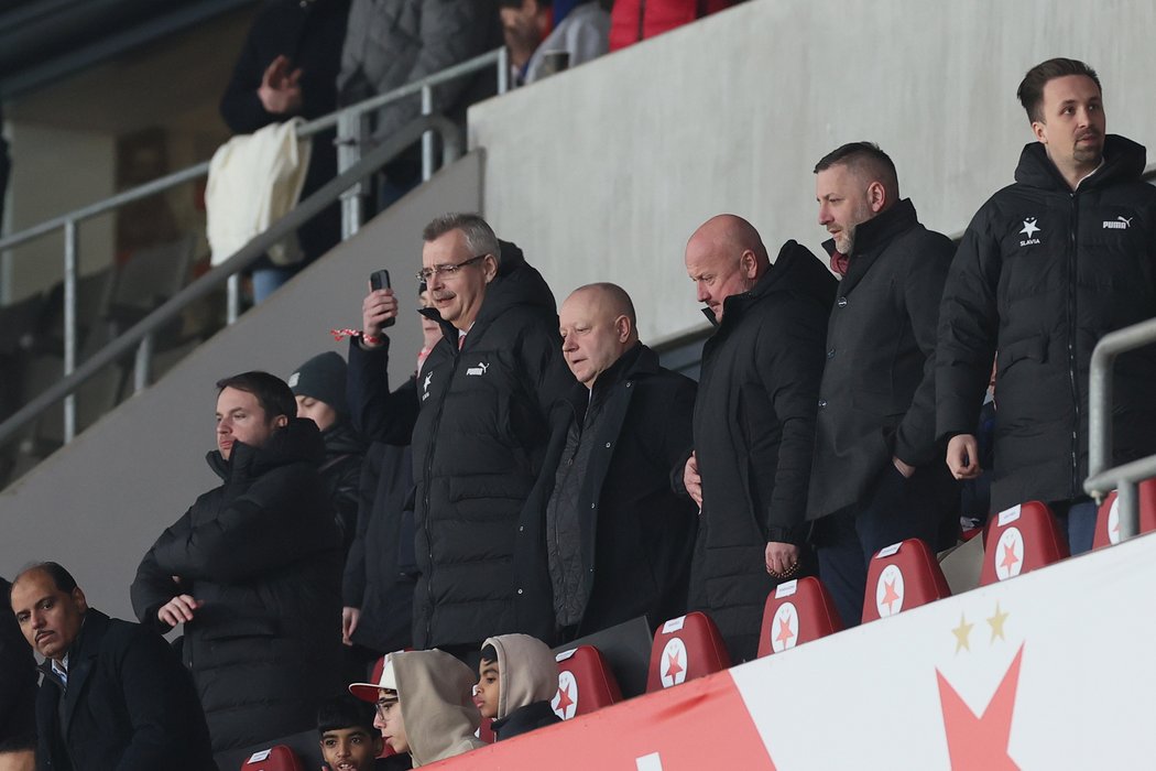 Jaroslav Tvrdík sledoval zápas s Adolfem Šádkem v lóži v Edenu, mezi nimi předseda FAČR Petr Fousek