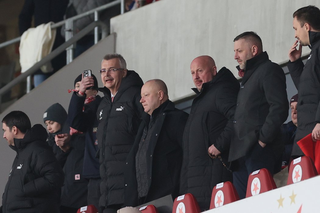 Jaroslav Tvrdík sledoval zápas s Adolfem Šádkem v lóži v Edenu, mezi nimi předseda FAČR Petr Fousek