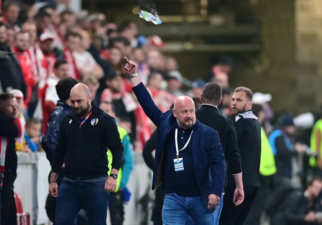Majitel plzeňského klubu Adolf Šádek reaguje na fanoušky Slavie na stadionu v Edenu