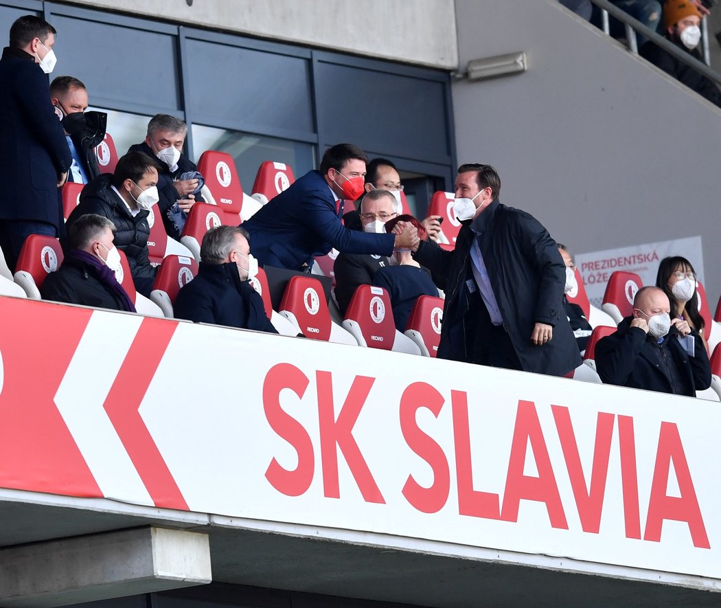 Ve VIP tribuně Slavie nechyběl při utkání s Plzní ani Vladimír Šmicer, jeden z kandidátů na předsedu FAČR