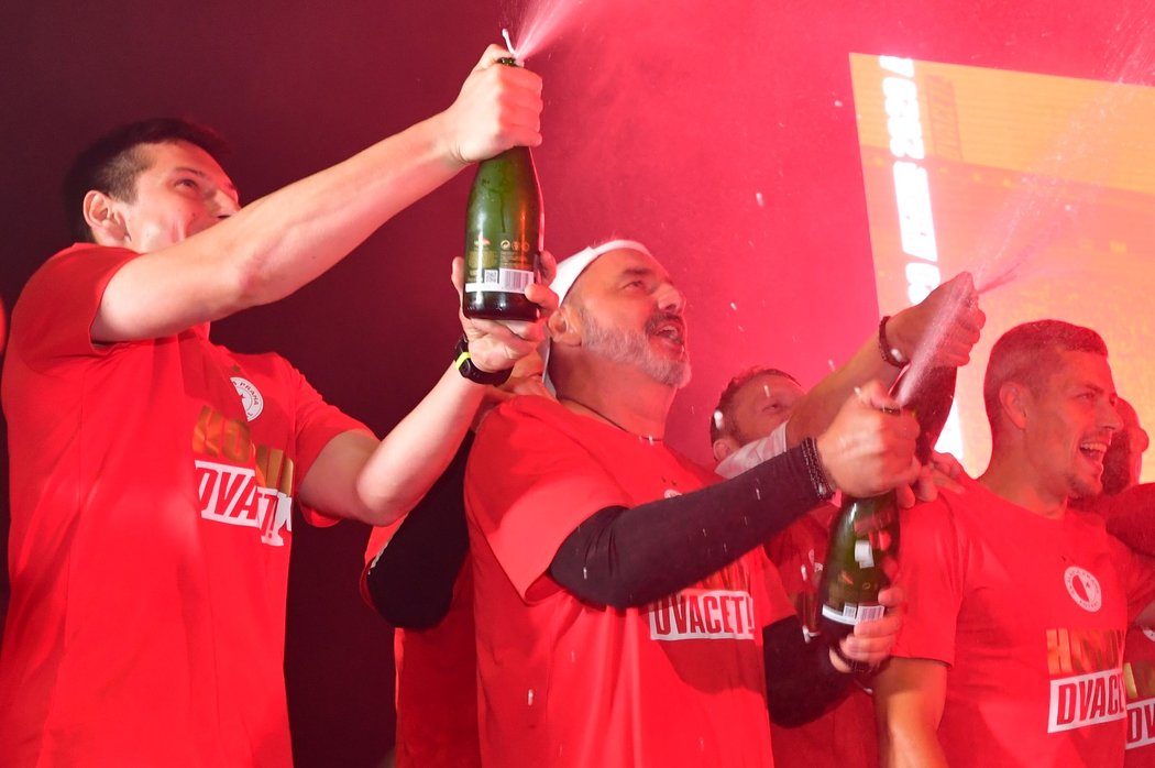 Takhle slávisté slavili poslední titul, letos je křepčení před stadionem zapovězené