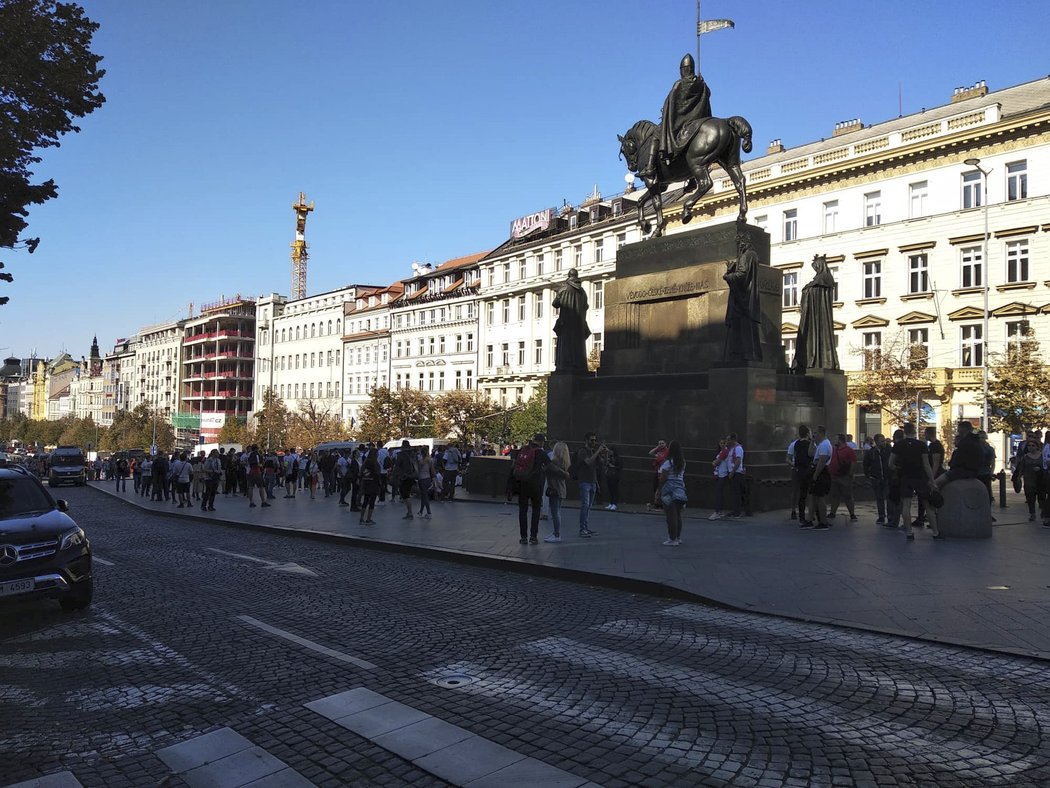 Fanoušci Slavie se scházejí na Václavském náměstí u sochy sv. Václava odkud vyrazí směr Letná na derby se Spartou