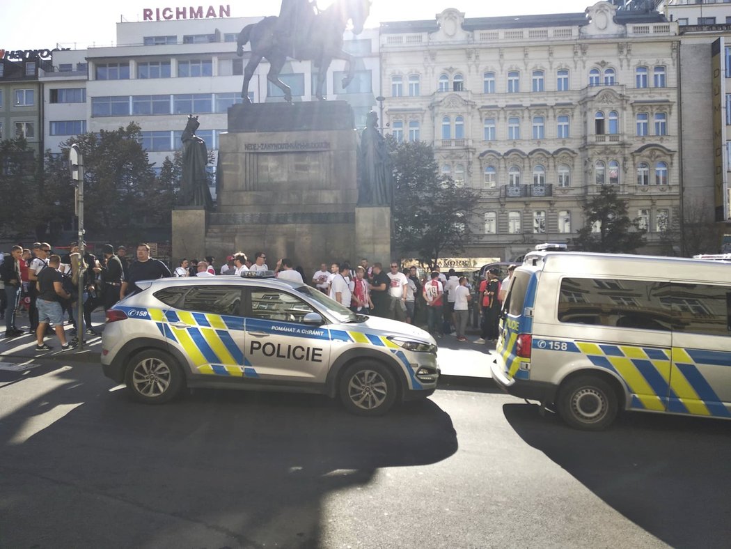 Na fanoušky Slavie, kteří se shromažďují před pochodem na derby se Spartou, dohlíží tradičně policie