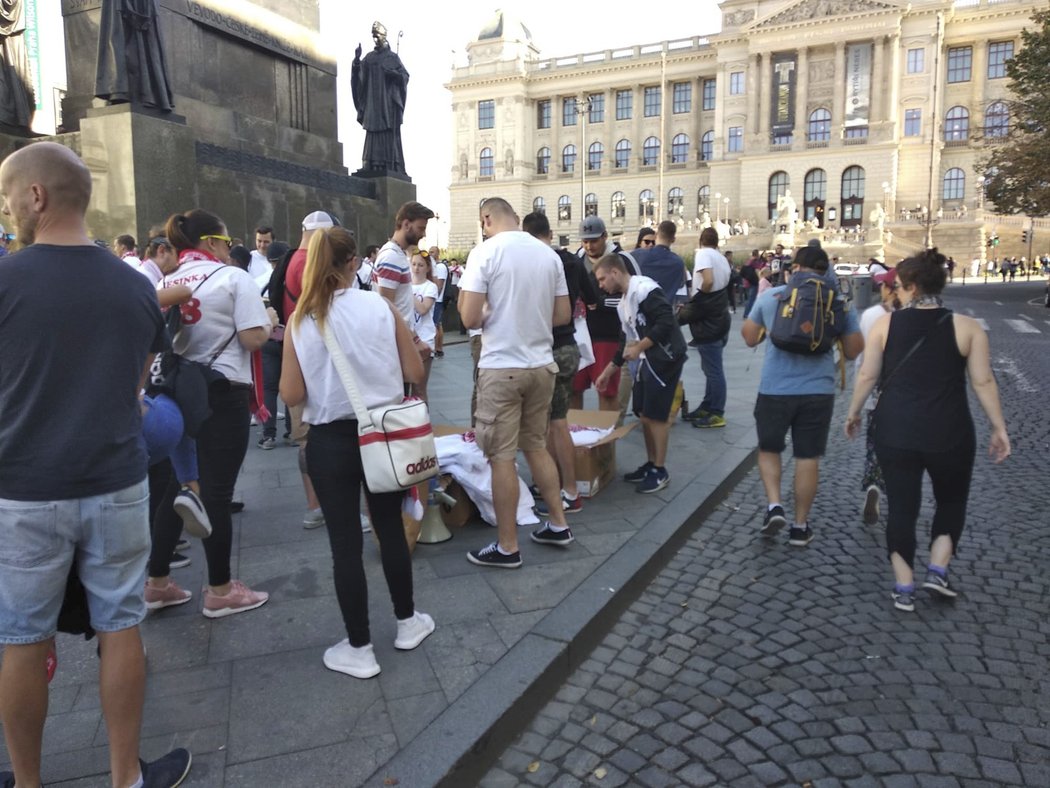 Slávisté vyrazili na Letnou v jednotné bílé barvě, fanoušci si pár minut před začátkem pochodu ještě mohli koupit tričko