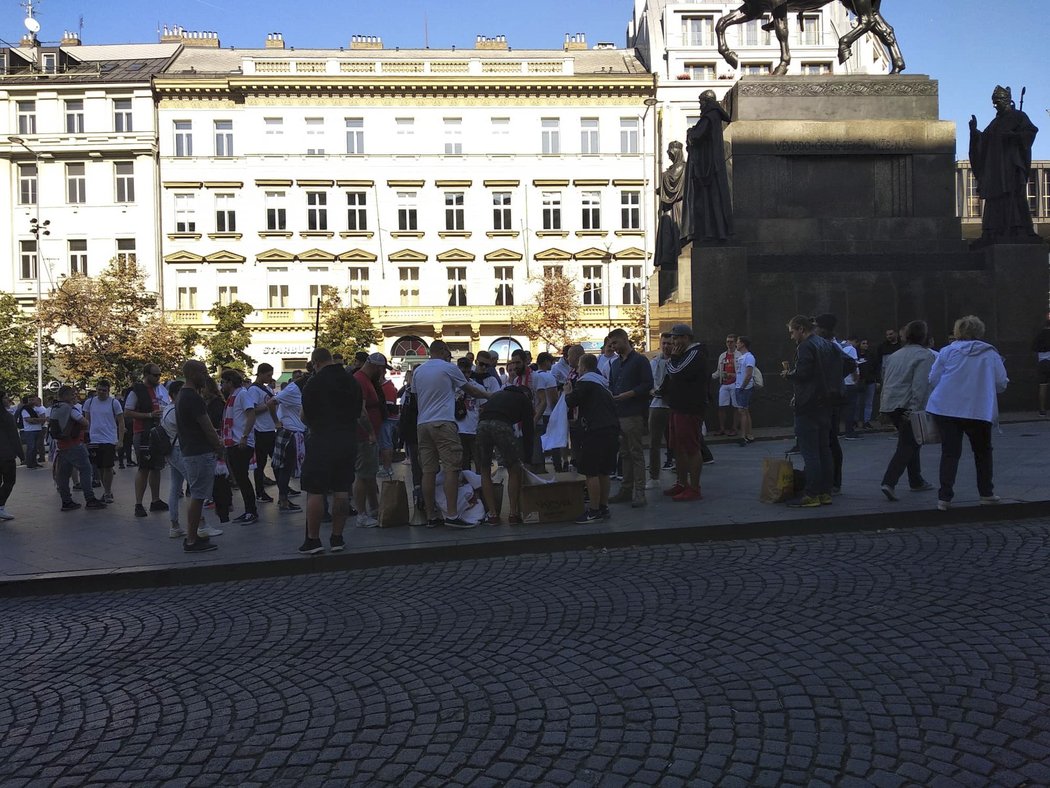 Slávisté vyrazili na Letnou v jednotné bílé barvě, fanoušci si pár minut před začátkem pochodu ještě mohli koupit tričko