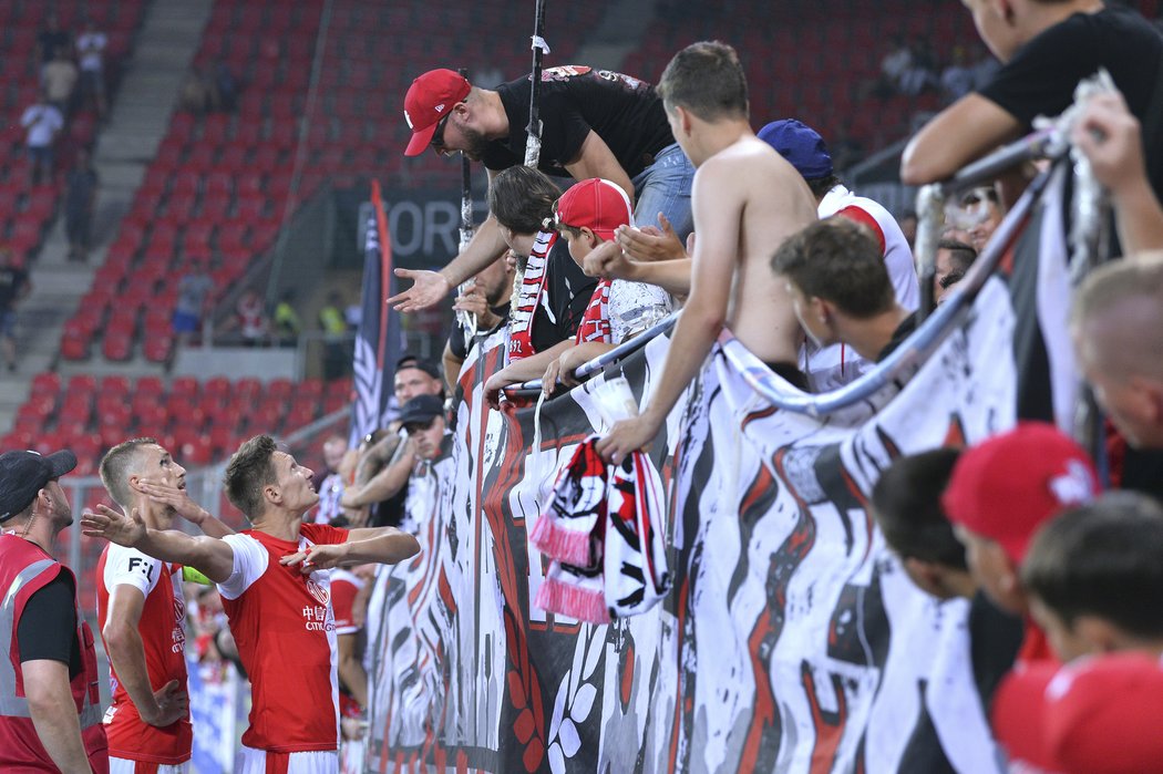 Diskuze slávistických fotbalistů a fanoušků po zápase s Olomoucí