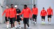 Zleva Jakub Hromada, Ibrahim Benjamin Traoré, trenér Jindřich Trpišovský, Michael Ngadeu, Simon Deli přicházejí na první slavistický trénink po zisku mistrovského titulu