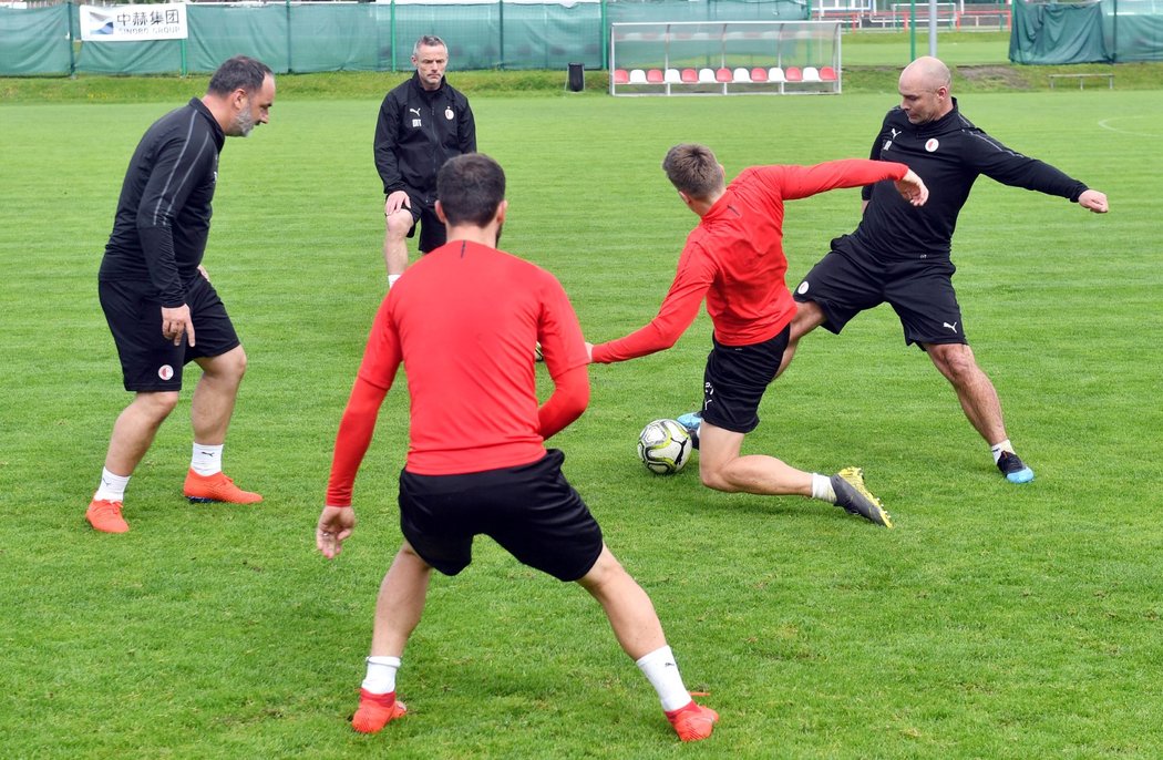 Bago si s hráči zahrál i trenérský štáb Slavie včetně Jana Nezmara a Jindřicha Trpišovského