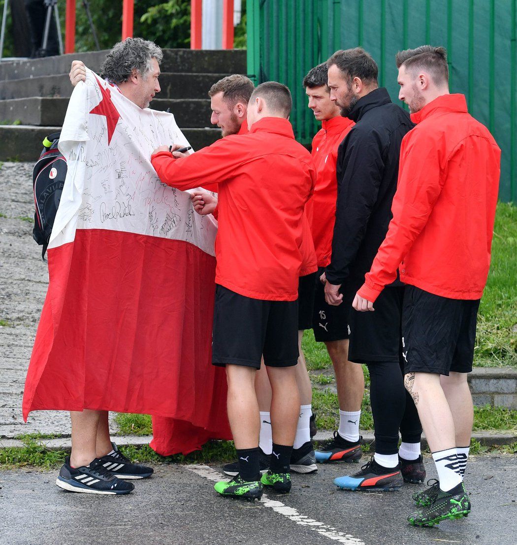 Zleva Vladimír Coufal, Jan Bořil, Ondřej Kůdela, Jaromír Zmrhal se podepisují fanouškovi na klubovou vlajku