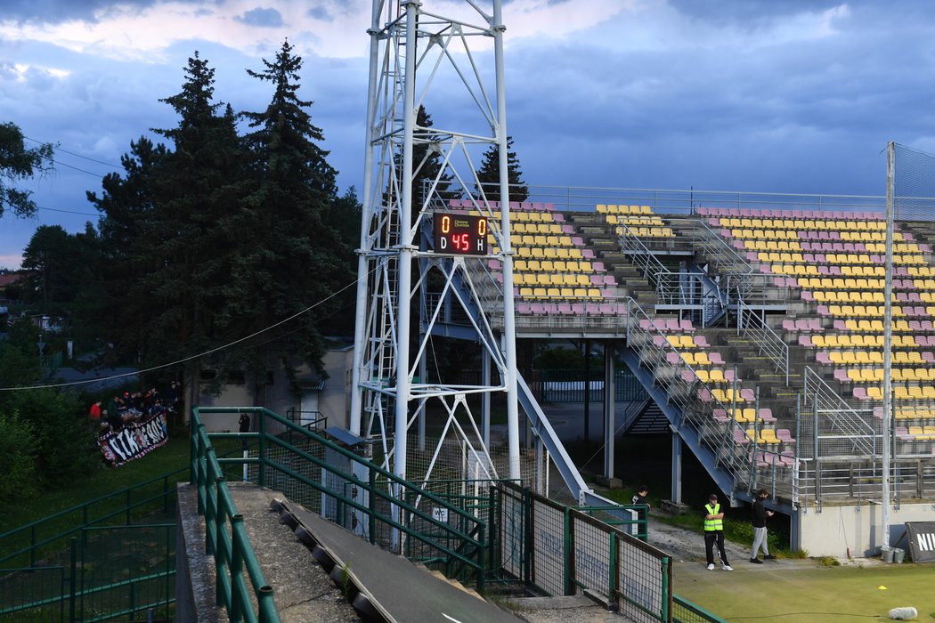 Odsud fanoušci Slavie sledovali zápas v Příbrami