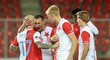 Fotbalisté Slavie oslavují čtvrtý gól do sítě Příbrami, který krásnou střelou z dálky zařídil Miroslav Stoch