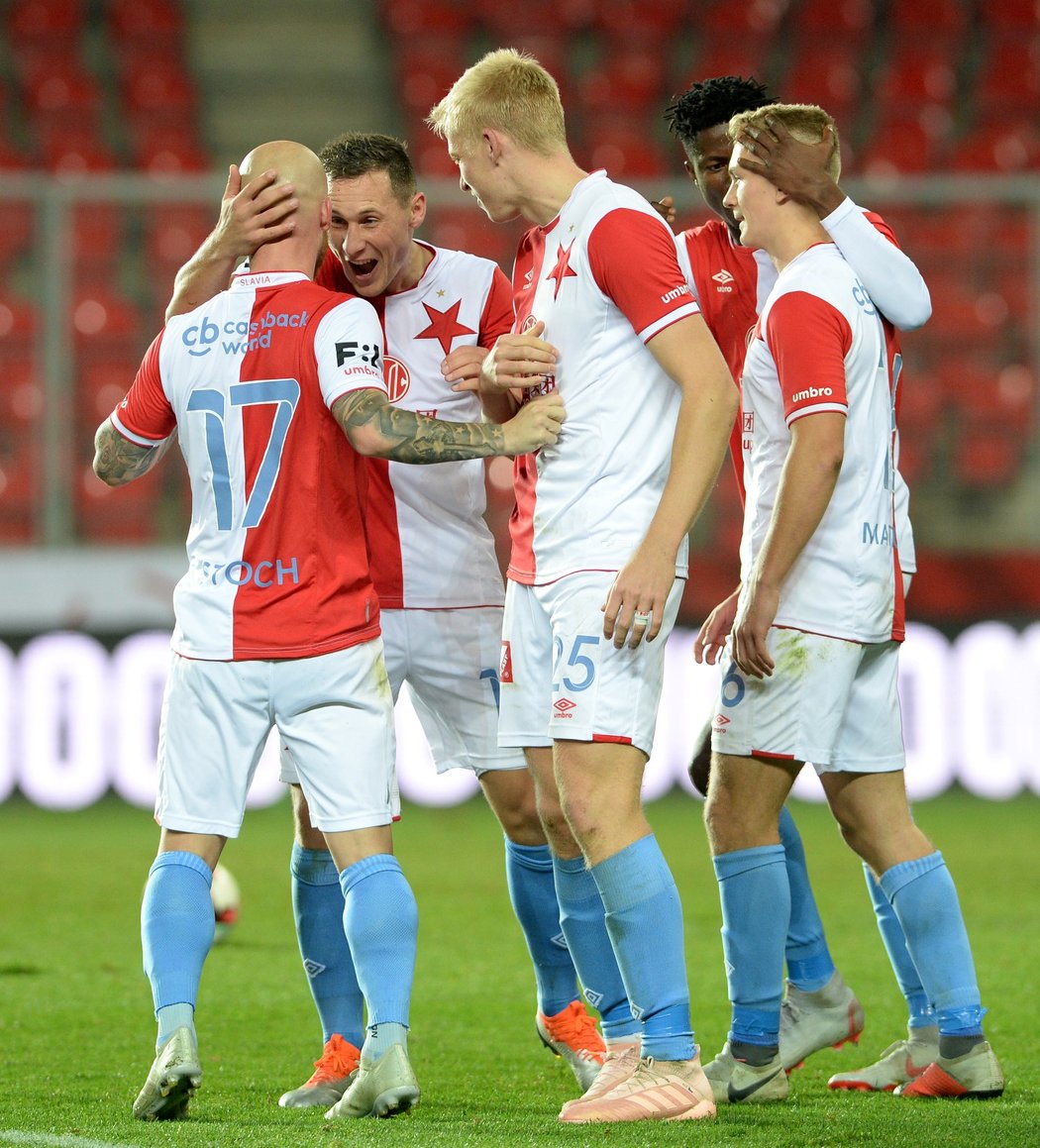 Fotbalisté Slavie oslavují čtvrtý gól do sítě Příbrami, který krásnou střelou z dálky zařídil Miroslav Stoch