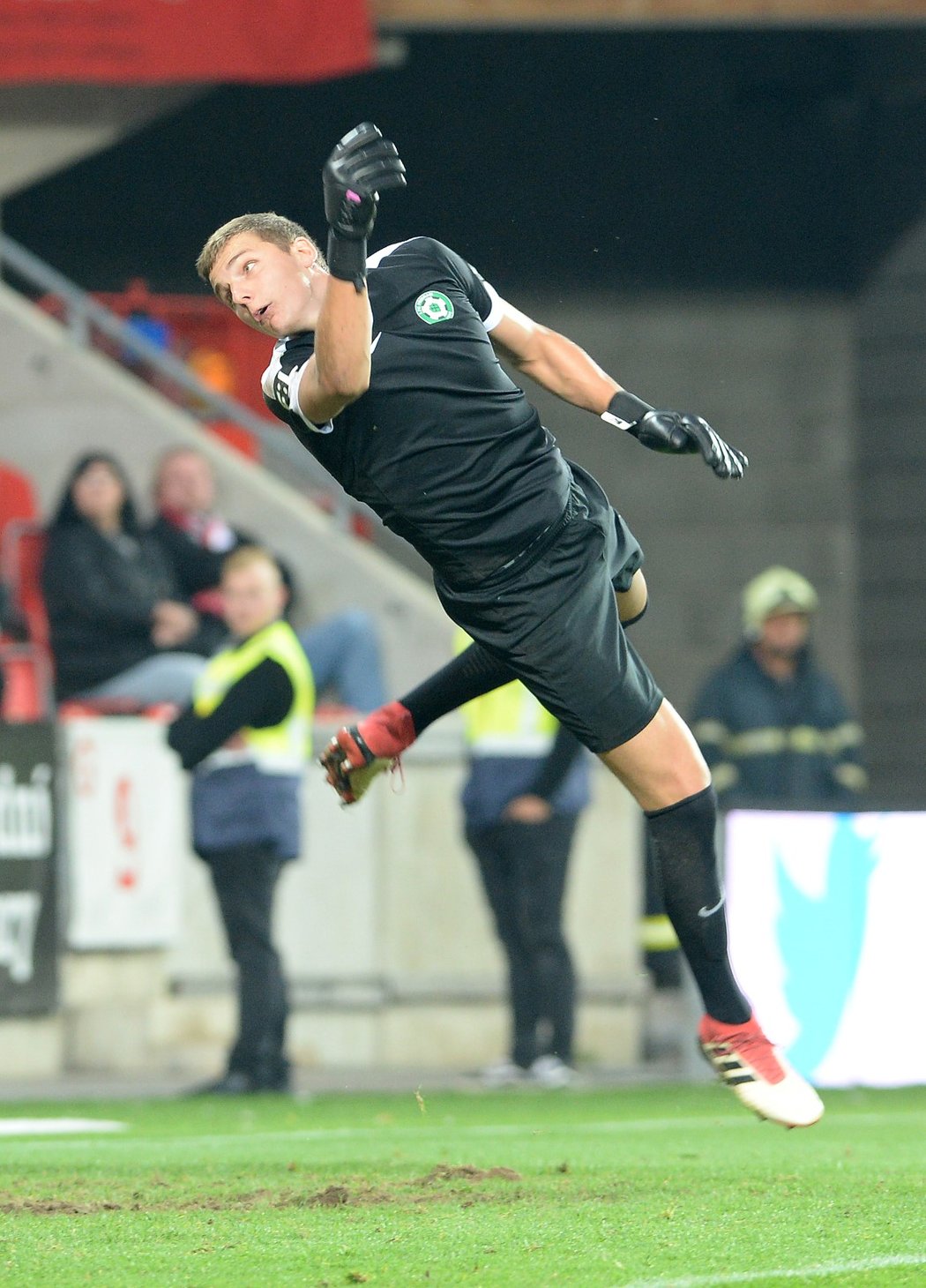 Brankář Ondřej Kočí z Příbrami se marně ohlíží za míčem po střele Michala Frydrycha, který zvýšil vedení Slavie na 3:1