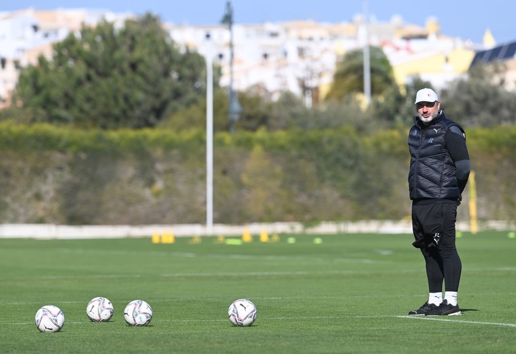 Jindřich Trpišovský na tréninku Slavie v Portugalsku