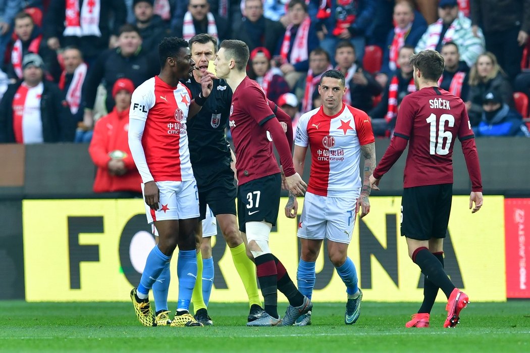 Sparťan Ladislav Krejčí a slávista Ibrahim Traoré v slovní přestřelce během 295. derby