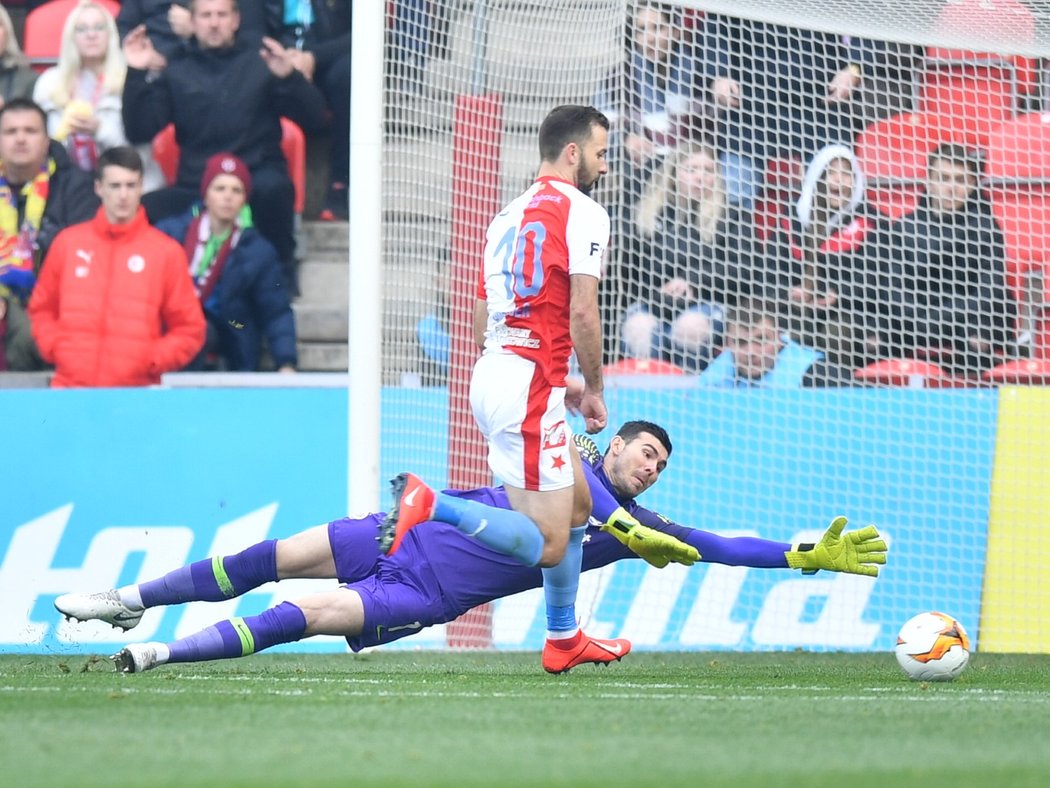 Po souboji brankáře Florina Nity s Josefem Hušbauerem musel zasahovat VAR. Slavia penaltu nekopala