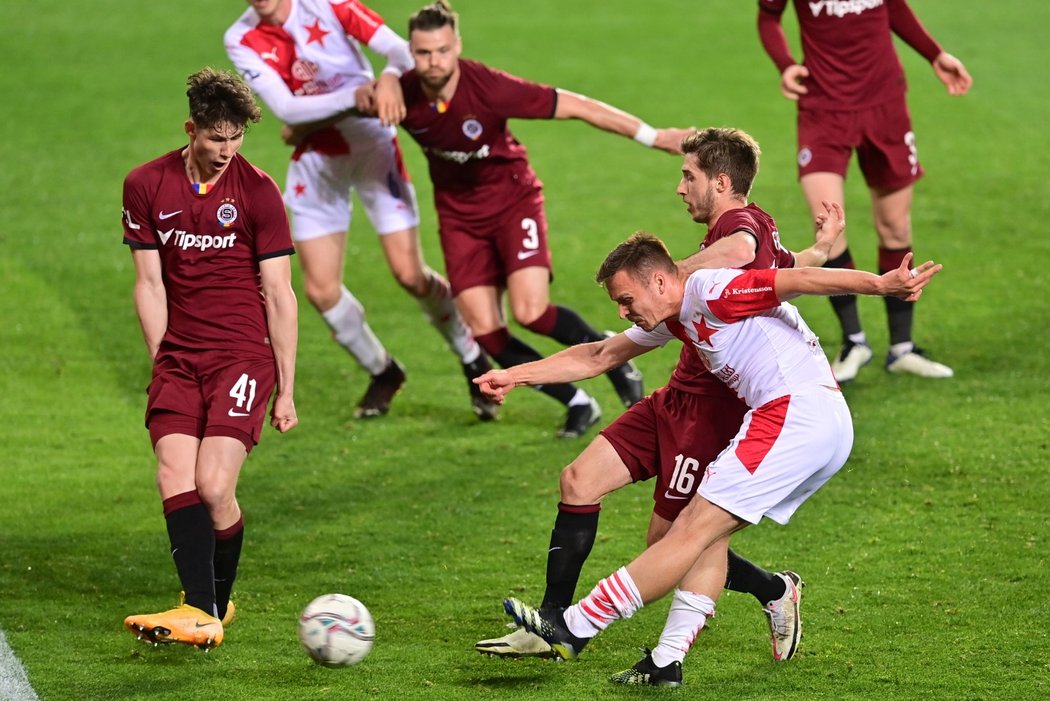 Stanislav Tecl dává druhý gól Slavie v derby se Spartou