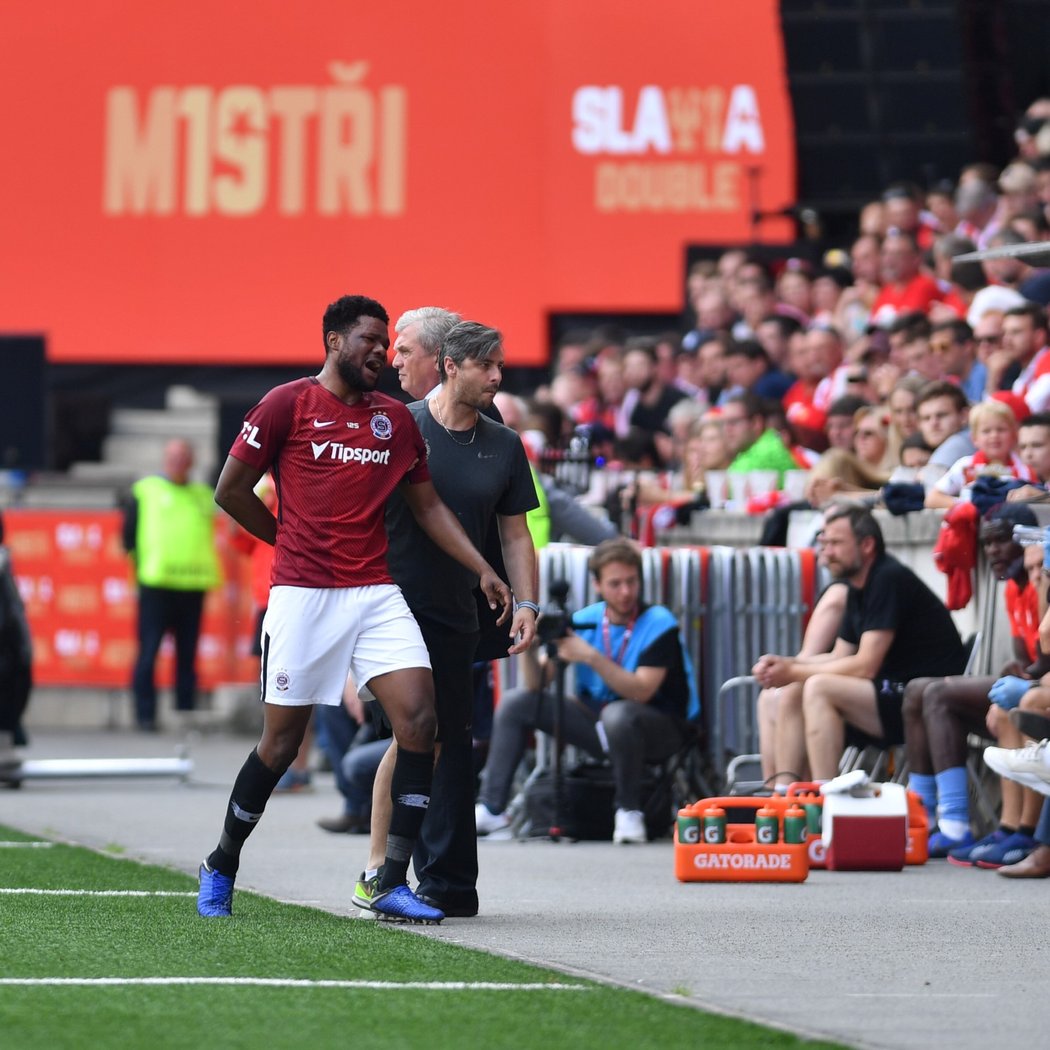 Sparťan Benjamin Tetteh musel v derby se Slavií kvůli zranění střídat