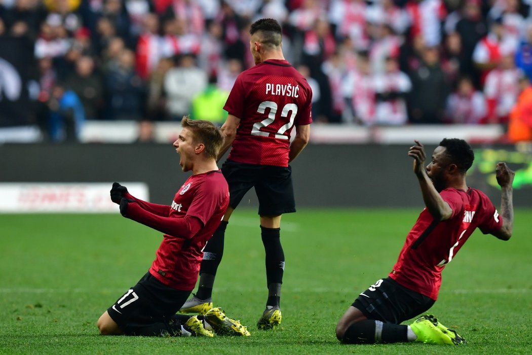 Fotbalisté Sparty se radují z gólu Srdjana Plavšiče v derby proti Slavii