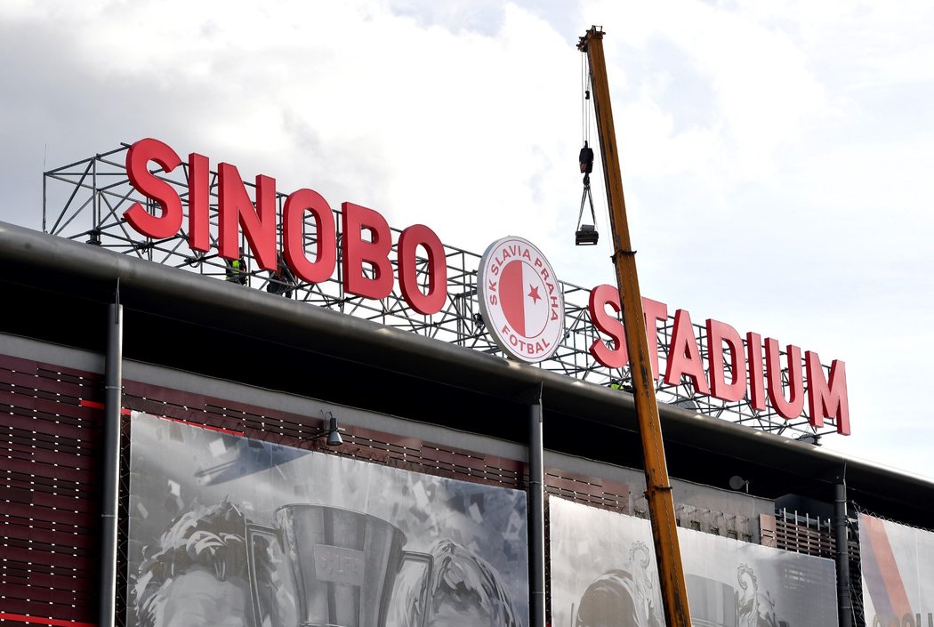 Pomocí jeřábu nainstalovali pracovníci na slávistický Eden nový název - Sinobo Stadium