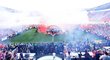 Fotbalisté a fanoušci Slavie společně oslavují zisk mistrovského titulu na hřišti v Sinobo Stadium