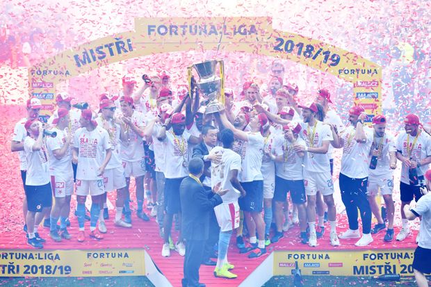 Euforie fotbalistů Slavie s mistrovským pohárem pro vítěze FORTUNA:LIGY 2018/2019 Euforie fotbalistů Slavie s mistrovským pohárem pro vítěze FORTUNA:LIGY 2018/2019