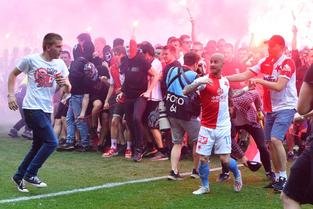 Miroslav Stoch spolu s fanoušky Slavie během mistrovských oslav