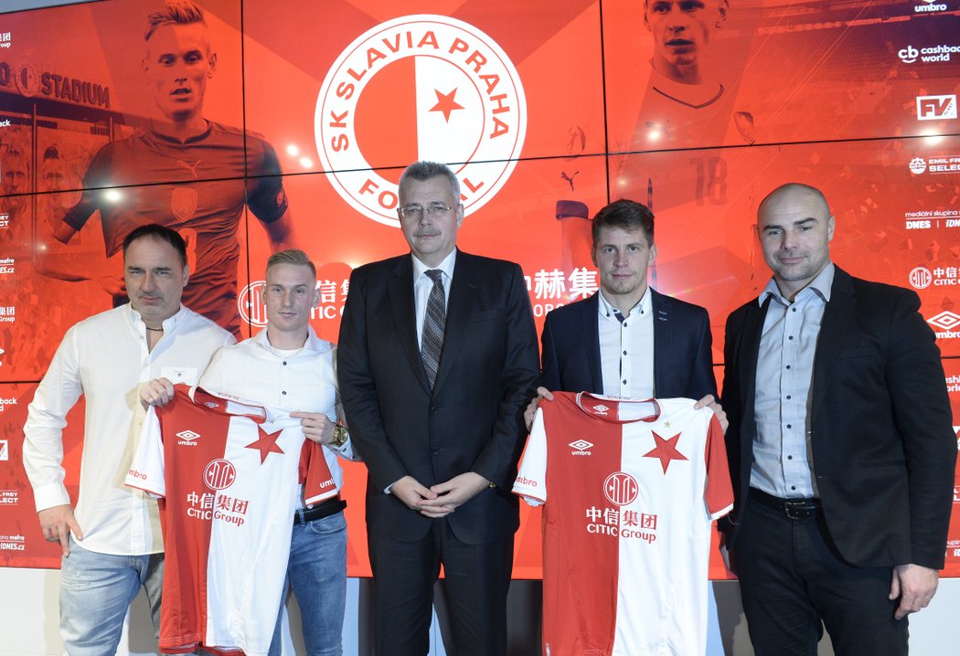 Lukáš Masopust a Petr Ševčík byli představeni jako hráči Slavie. Na fotce s trenérem Jindřichem Trpišovským, sportovním ředitelem Janem Nezmarem a předsedou představenstva Jaroslavem Tvrdíkem