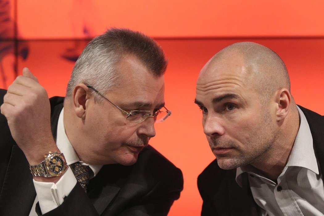 Jan Nezmar v rozpravě s Jaroslavem Tvrdíkem na tiskové konferenci Slavie