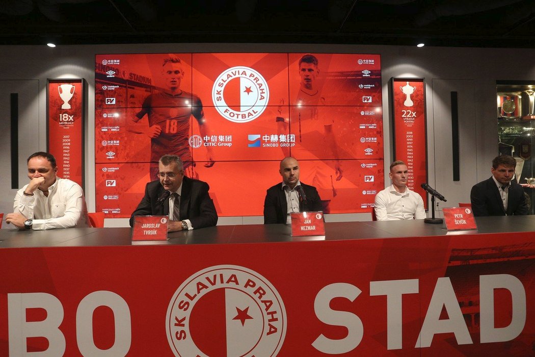 Jan Nezmar (uprostřed) na tiskové konferenci, kde Slavia představila posily Lukáše Masopusta a Petra Ševčíka