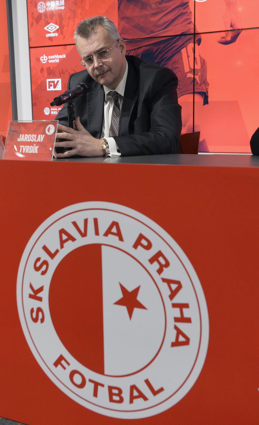 Předseda představenstva Jaroslav Tvrdík na tiskové konferenci, na které Slavia představila dvě posily