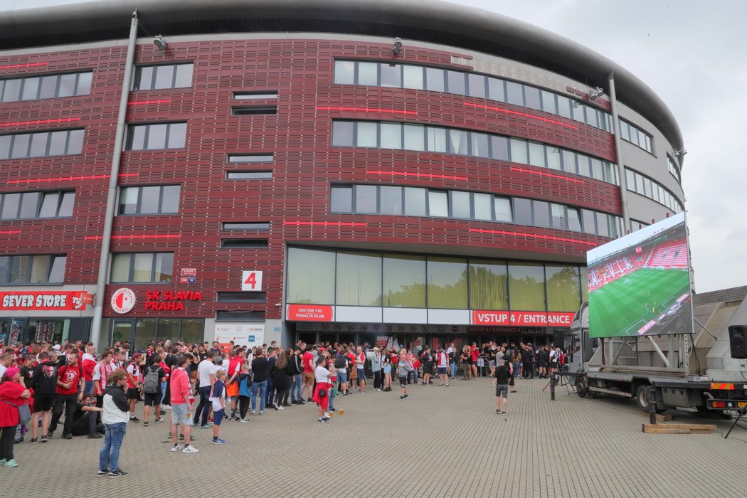 Fanoušci Slavie sledují duel se Zlínem před stadionem v Edenu