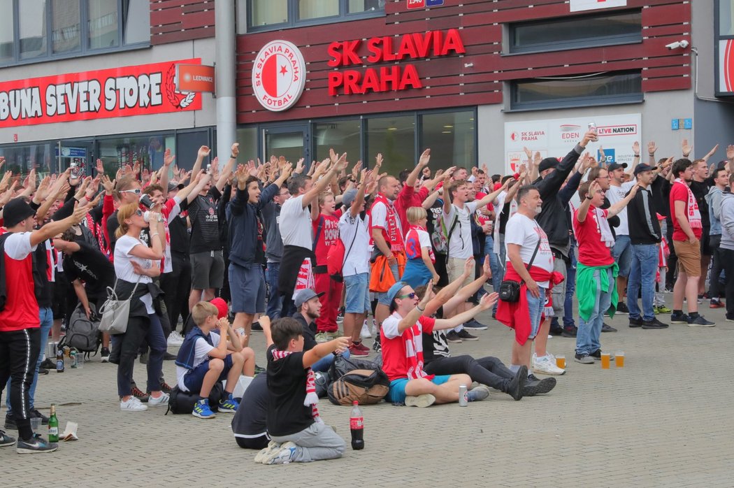 Fanoušci Slavie sledují před Edenem duel se Zlínem