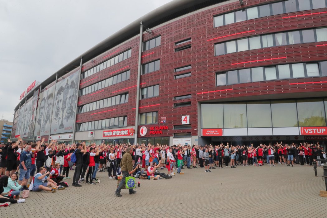 Fanoušci Slavie sledují před Edenem duel se Zlínem