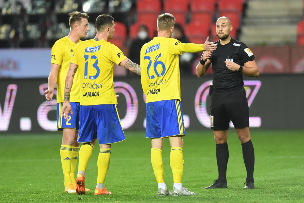 Ondřej Ginzel v první půli nařídil proti Zlínu dvě penalty, po zásahu VAR ale obě odvolal