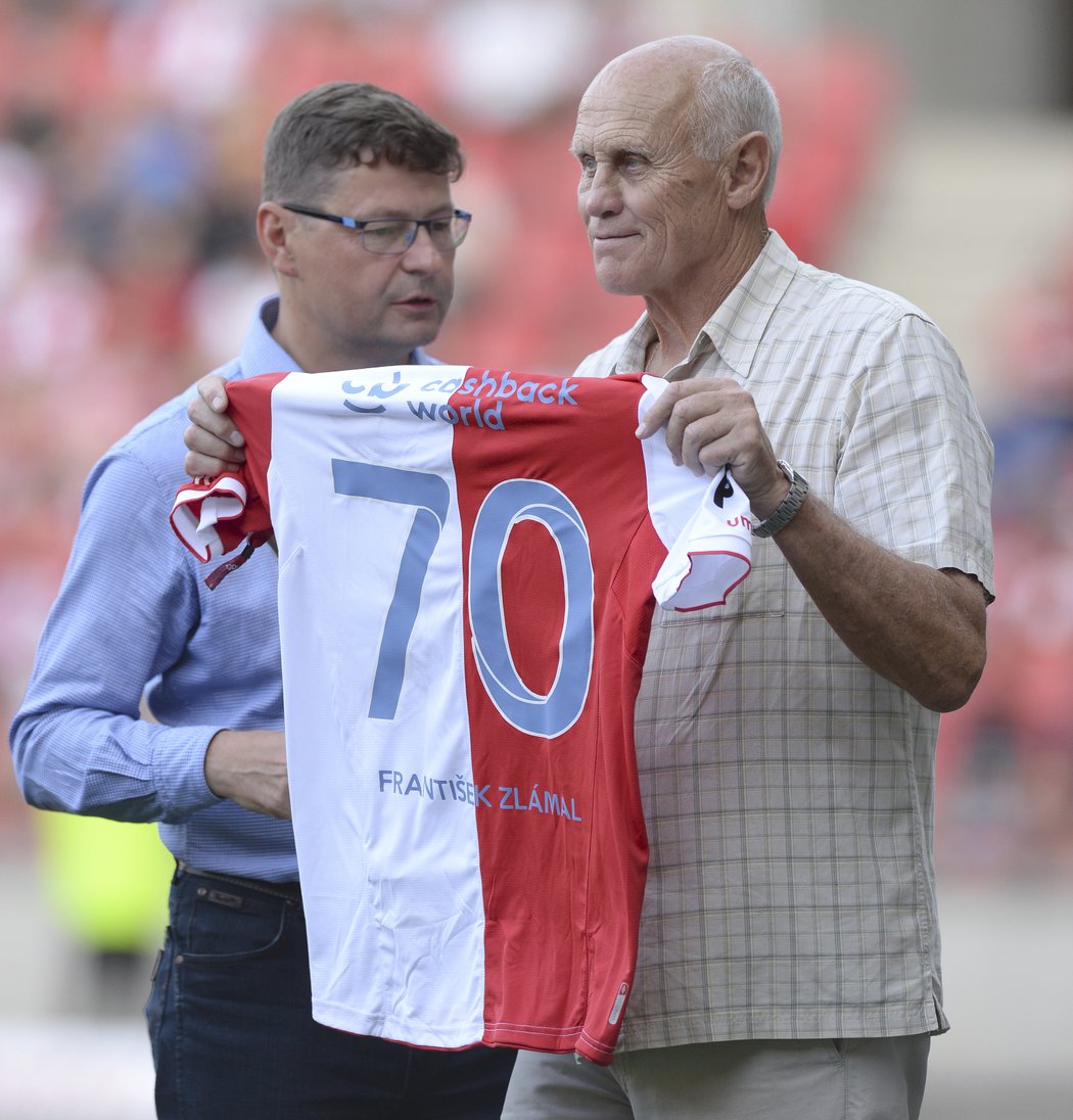 František &#34;Bobby&#34; Zlámal dostal památeční dres k sedmdesátinám