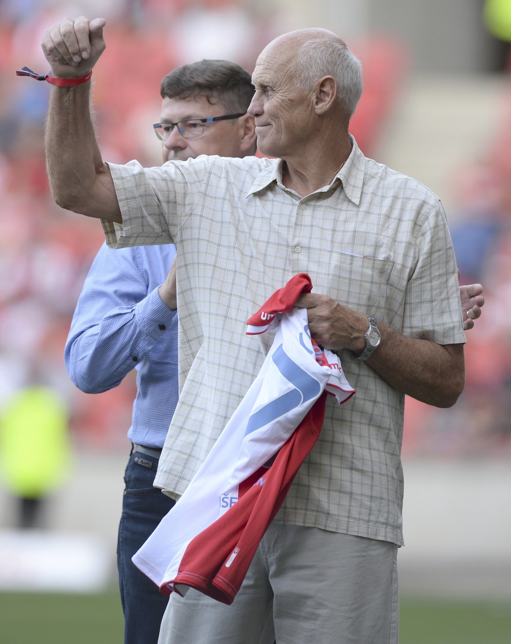 František &#34;Bobby&#34; Zlámal dostal památeční dres k sedmdesátinám