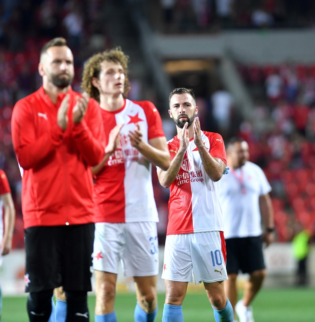 Děkovačka hráčů Slavie po vítězném vršovickém derby proti Klokanům