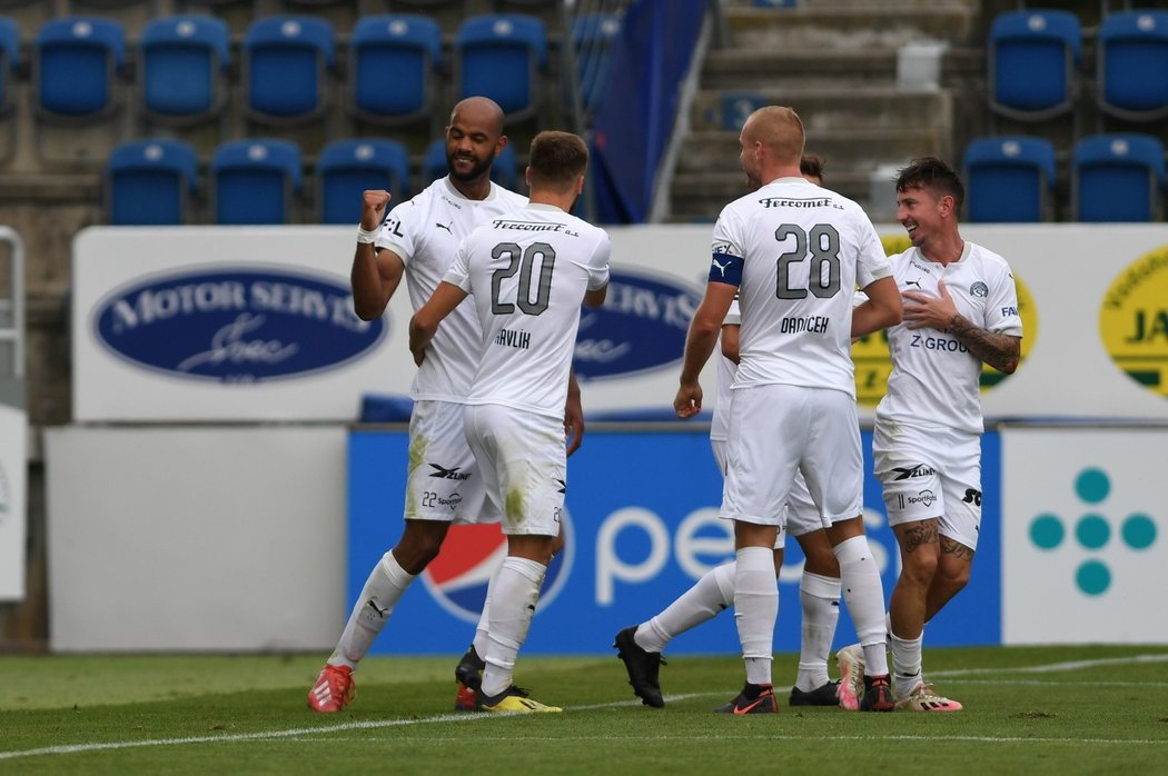 Fotbalisté Slovácka oslavují první trefu v duelu s Jabloncem