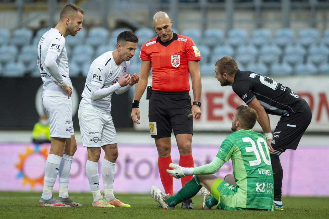 Záložník Slovácka Milan Petržela v diskuzi s budějovickým gólmanem Vorlem