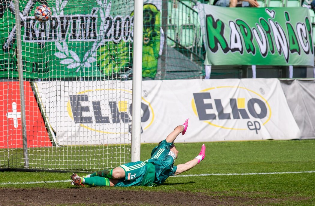 Karvinský brankář Jiří Ciupa se marně natahuje po penaltové střele Vlastimila Daníčka ze Slovácka