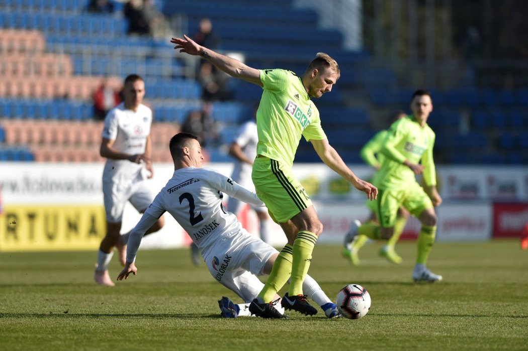 Dominik Janošek ze Slovácka se snaží zastavit Jána Kriváka z Karviné