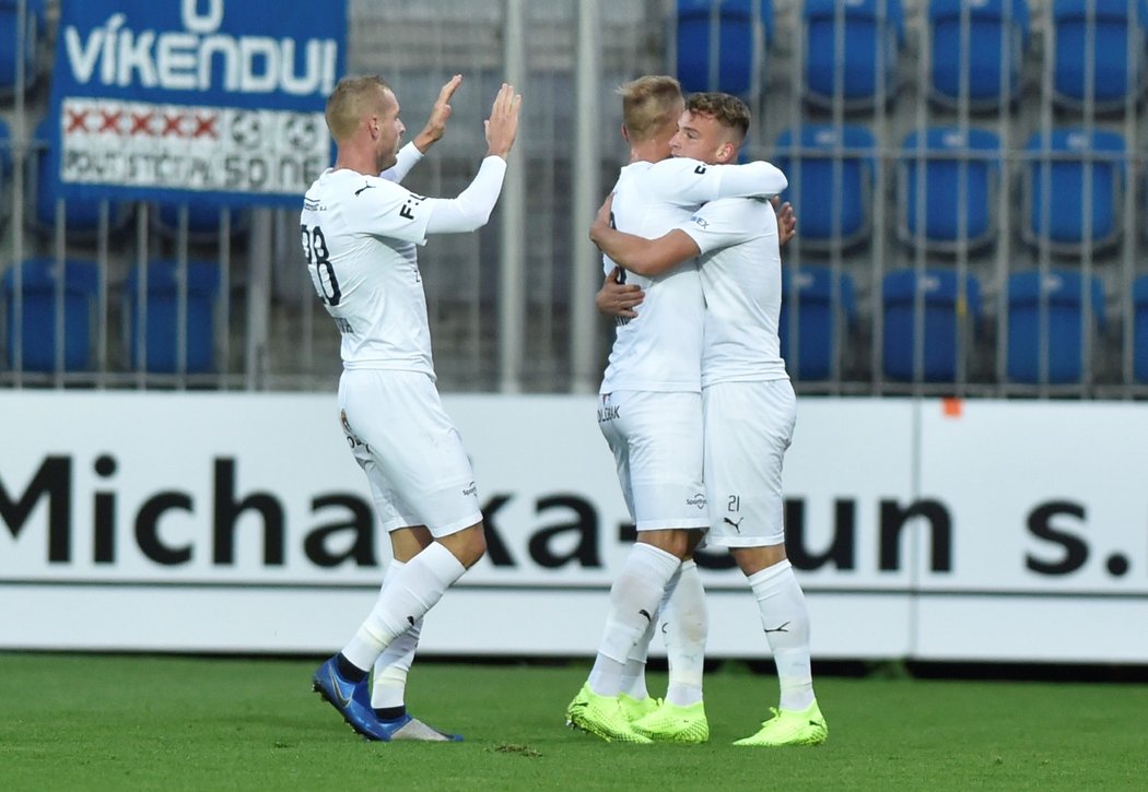 Ondřej Šašinka (21) oslavuje se svými spoluhráči ze Slovácka gól proti Liberci