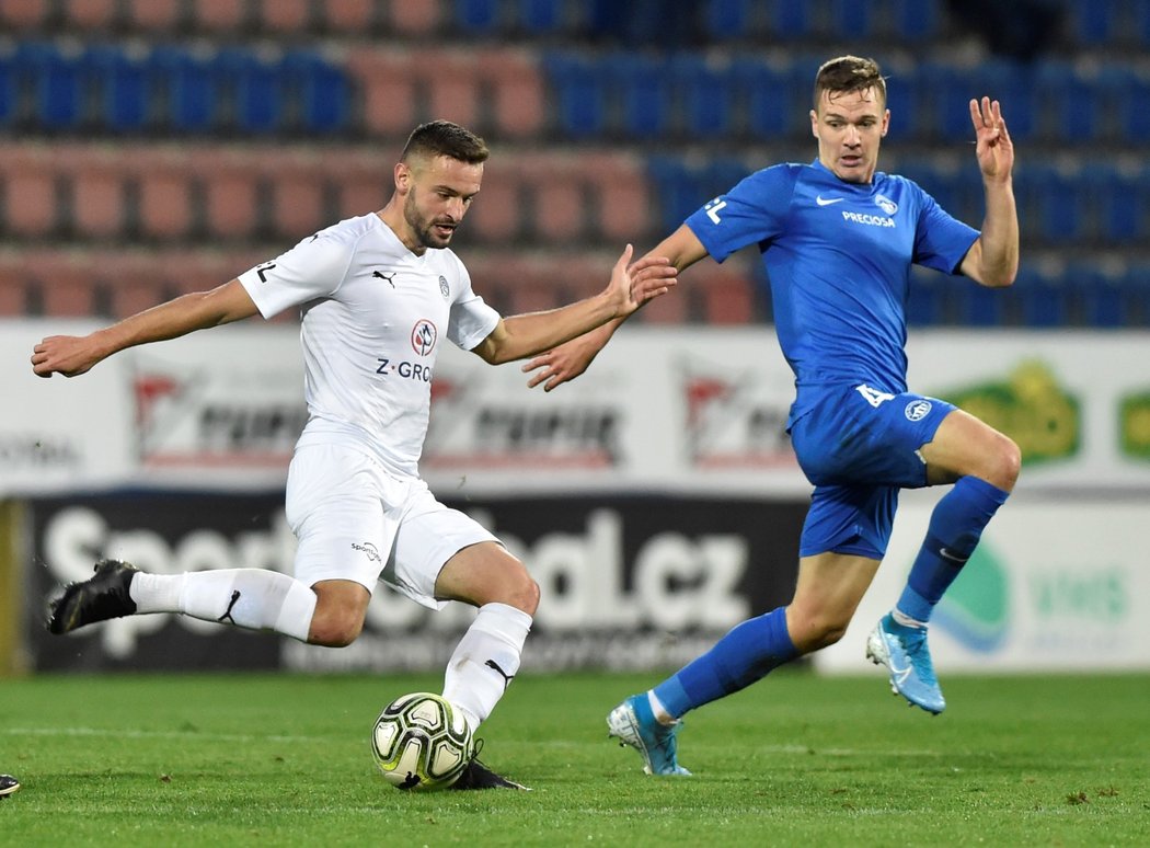 Liberecký Ondřej Karafiát (vpravo) se pokouší zastavit centrujícího Tomáše Zajíce ze Slovácka