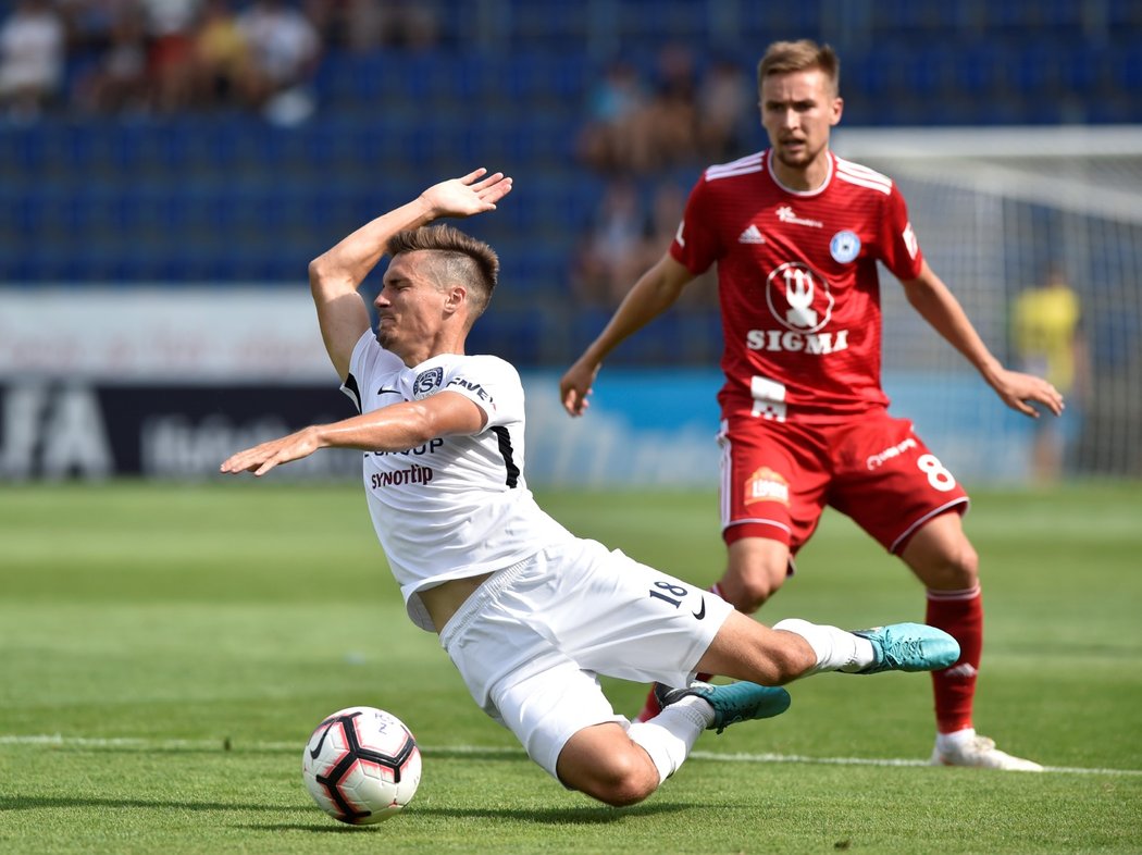 Lukáš Sadílek (vlevo) a David Houska (vpravo) v souboji během utkání 4. kola mezi Slováckem a Olomoucí