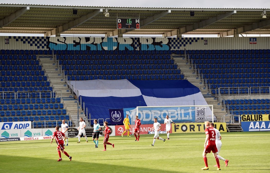 Prázdné tribuny v utkání FORTUNA:LIGY mezi Slováckem a Sigmou Olomouc