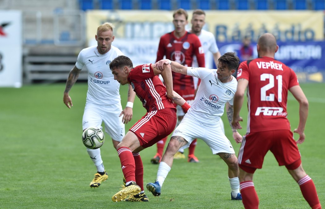 Milan Petržela se snaží získat míč v utkání Slovácka se Sigmou Olomouc