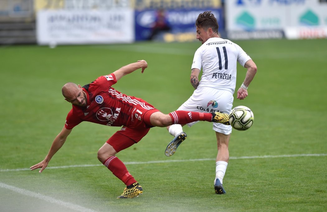 Záložník Slovácka Milan Petržela se snaží projít přes olomouckého obránce Michala Vepřeka