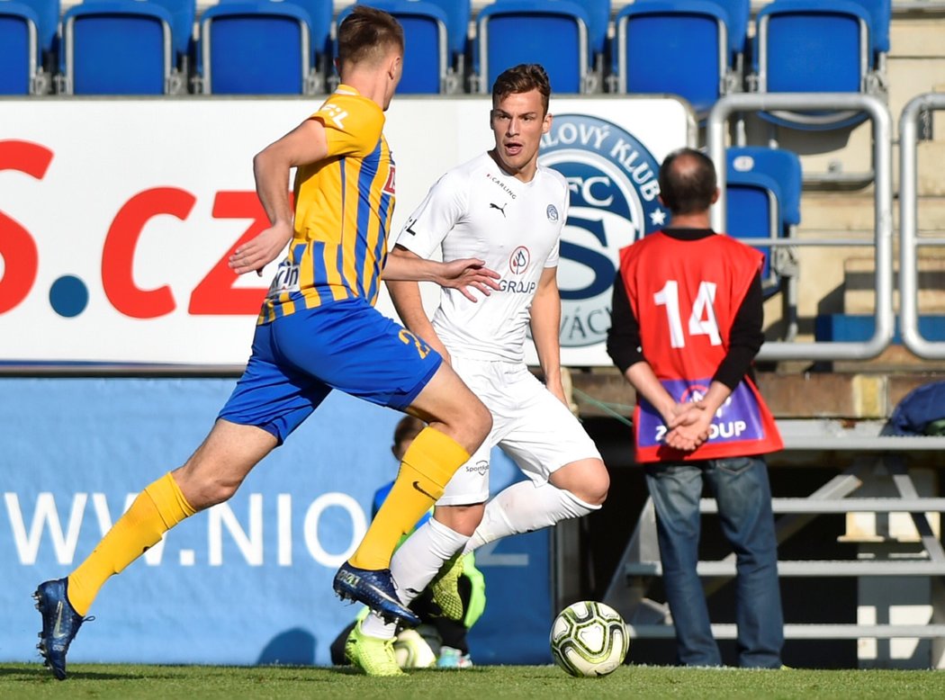 Opavský Dominik Simerský stíhá Ondřeje Šašinku ze Slovácka