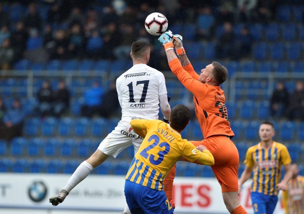 Tomáš Zajíc (vlevo) a Vilém Fendrich (vpravo) v souboji o míč během utkání Slovácka s Opavou